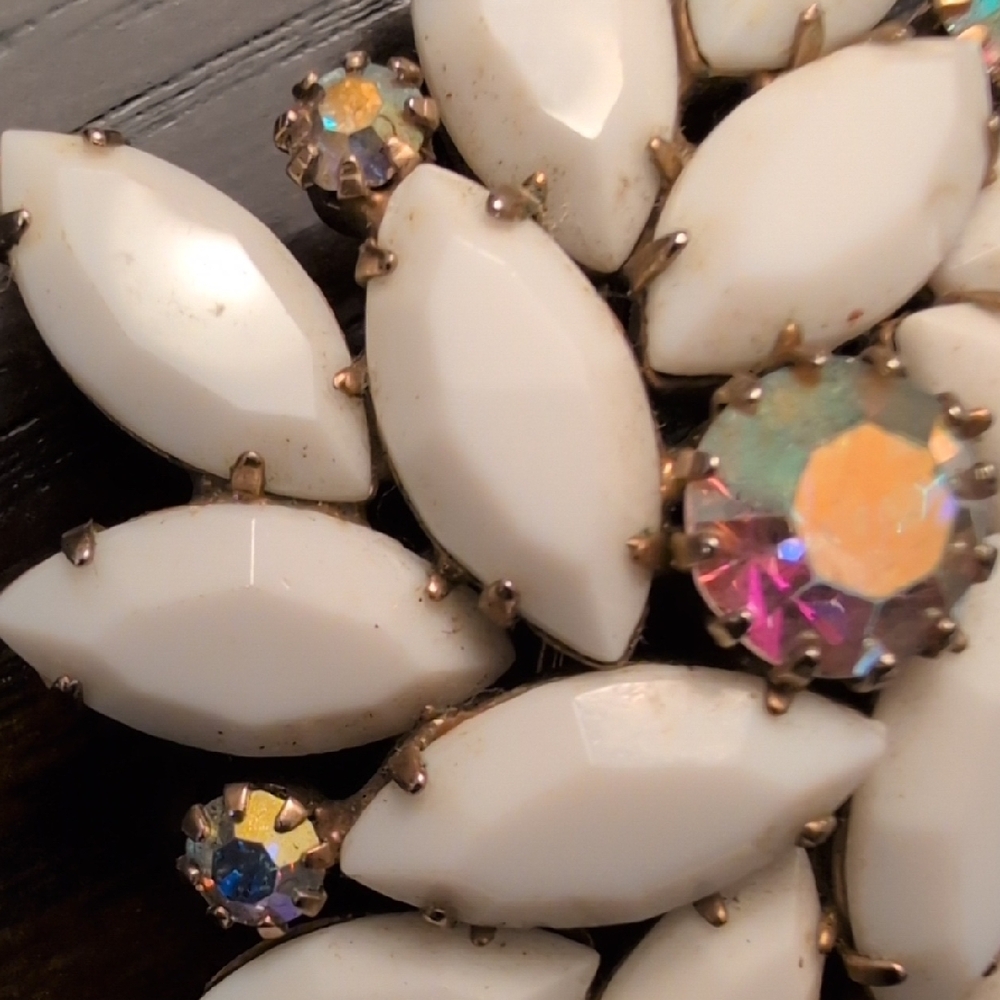 Vintage Brooch (Unsigned Juliana) large White Milk Glass and Aurora Borealis - Picture 7 of 8